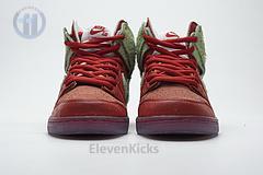 CW7093-600 Nike SB Dunk High “Strawberry Cough”