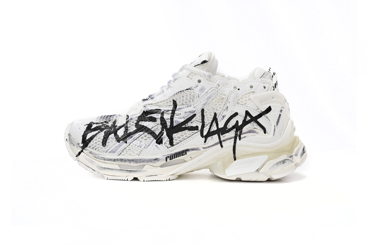 Ba*len*cia*ga runner white and black characters
