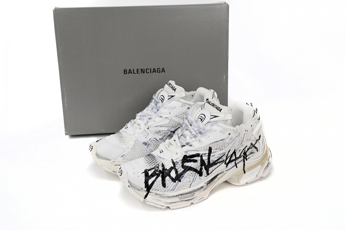 Ba*len*cia*ga runner white and black characters