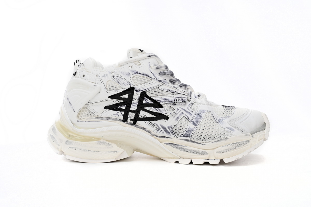 Ba*len*cia*ga runner white and black characters