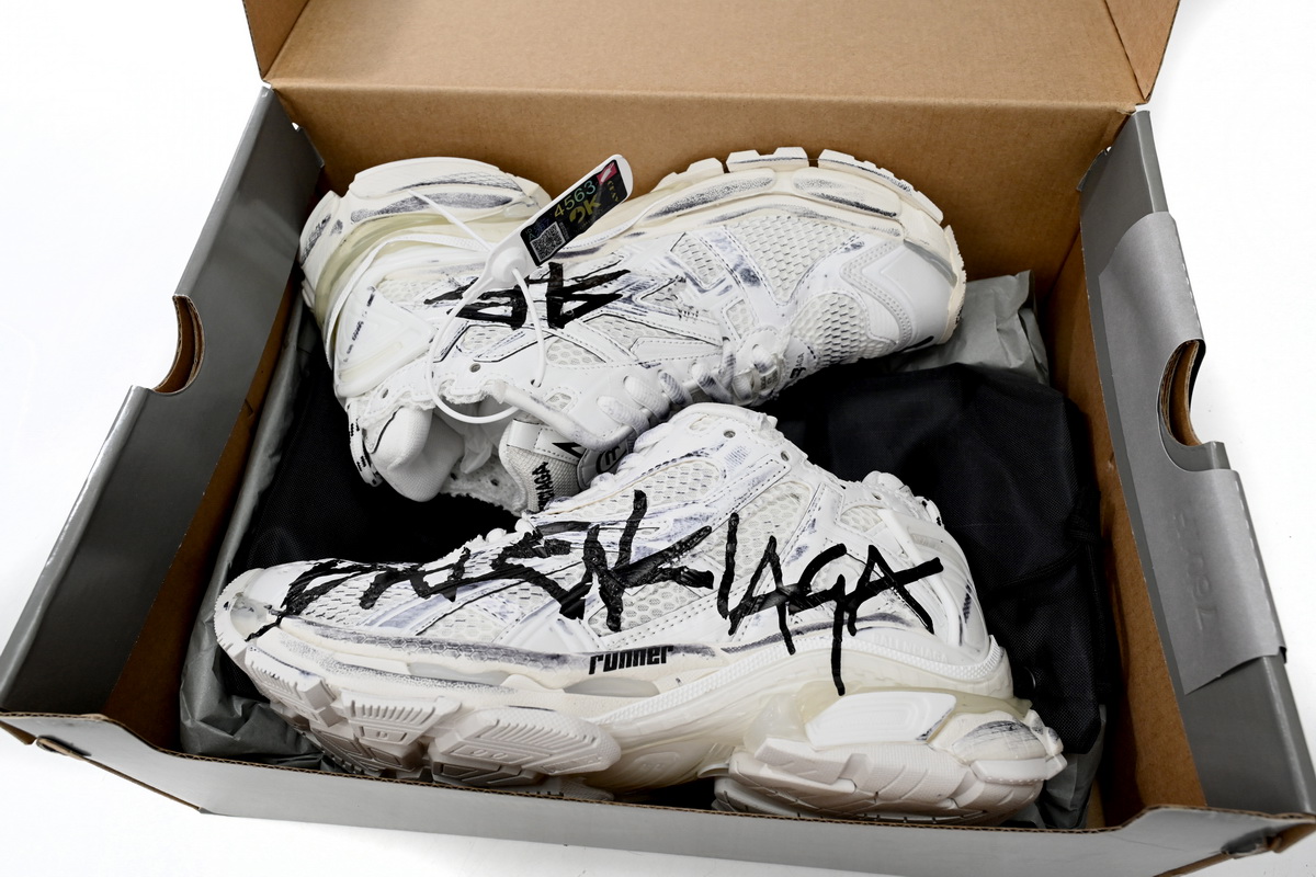 Ba*len*cia*ga runner white and black characters